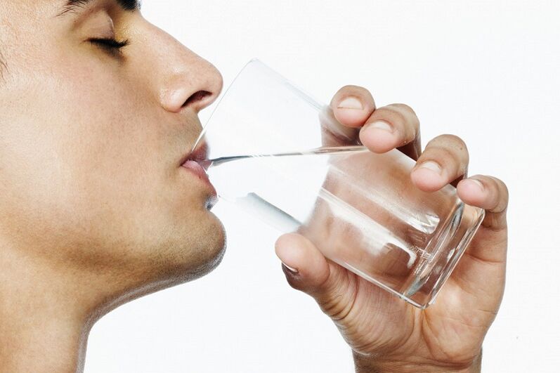 a man drinks 7 kg of water for weight loss per week