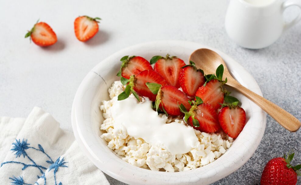 Curd with strawberries - a healthy breakfast for those who want to lose weight