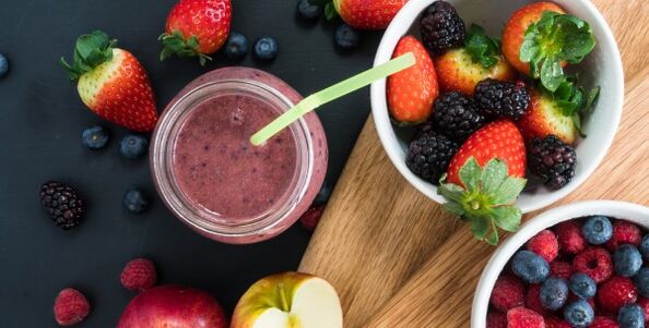 Apple smoothie with berries - a diet drink for good digestion