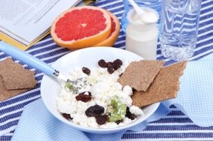Cottage cheese with raisins and kiwi